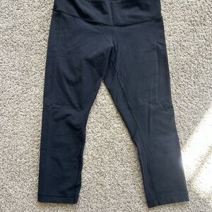 Black capri wonder under lululemon leggings